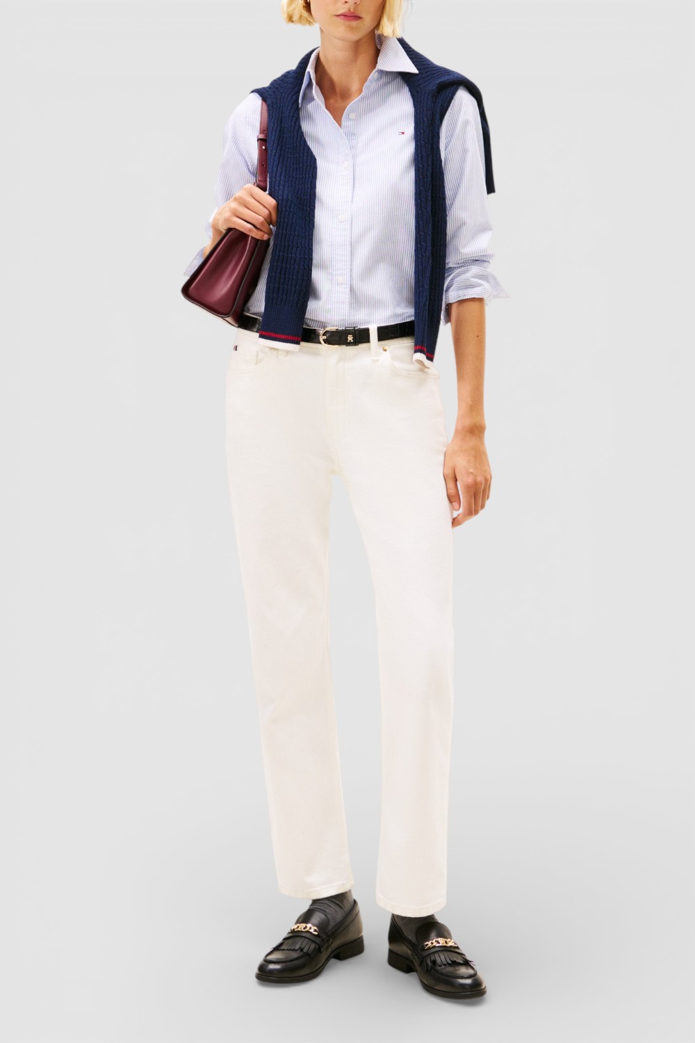 תמונת כל הלוק של חולצה מכופתרת בגזרה משוחררת